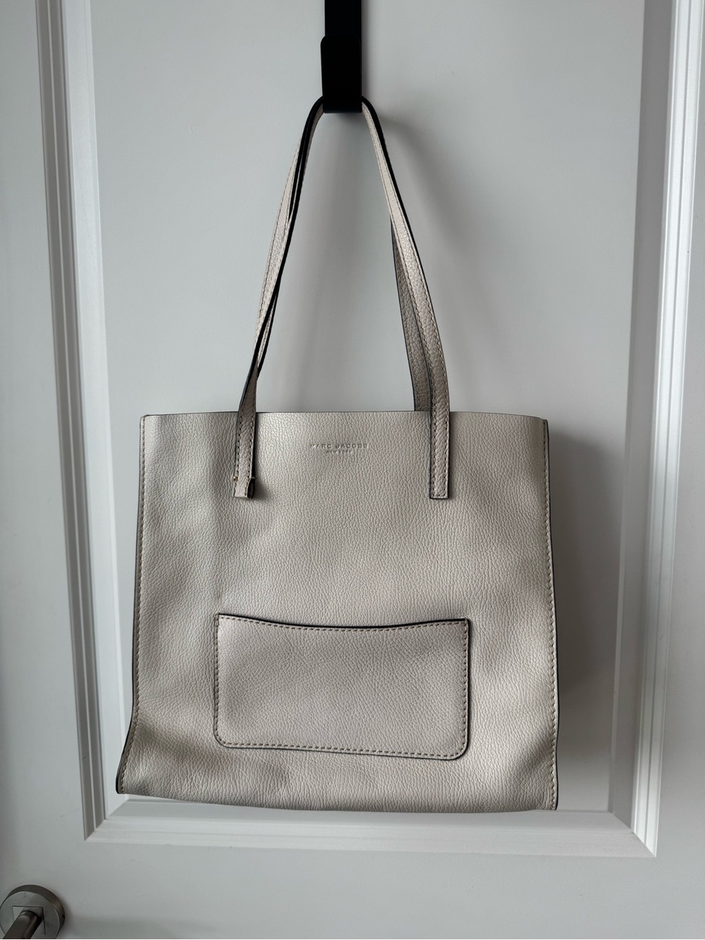 Marc Jacob’s Leather Tote Bag in off white - Sleek Everyday Shoulder Bag